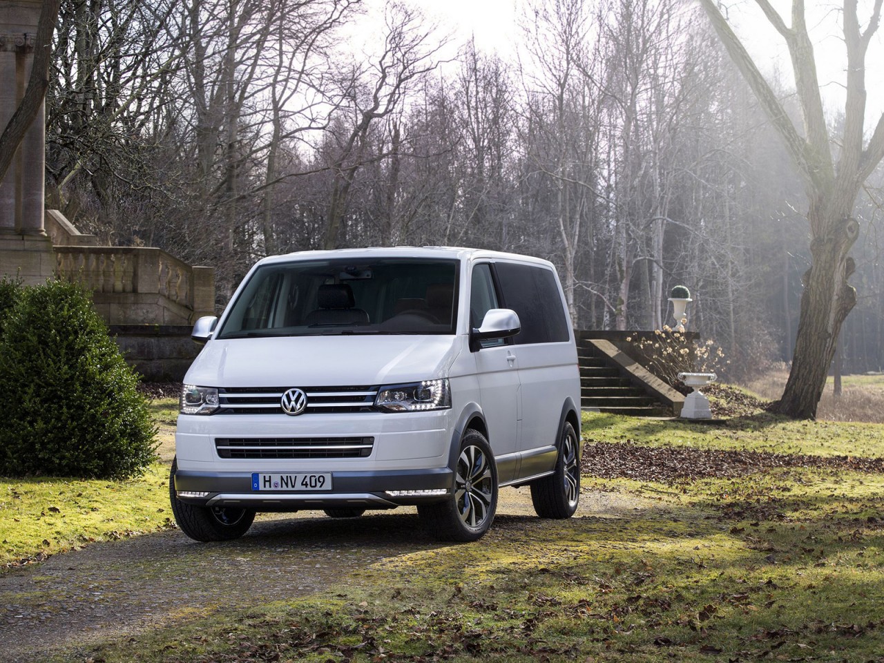 Volkswagen представил полноприводный Multivan с кухней и паркетом