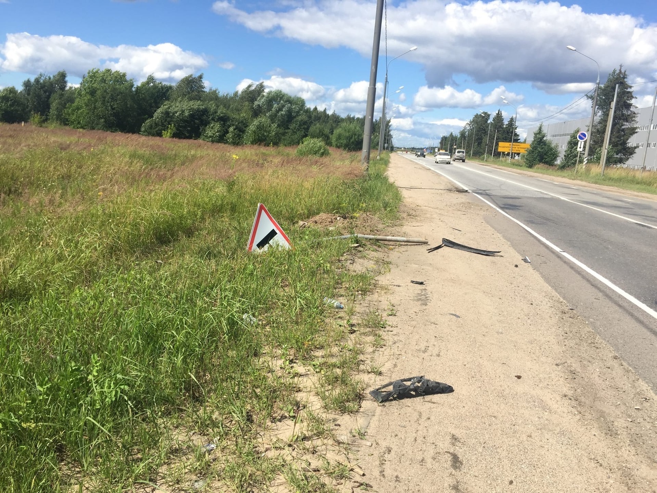 Пьяный водитель, увидев госавтоинспекторов под Тверью, снёс знак и вылетел в кювет