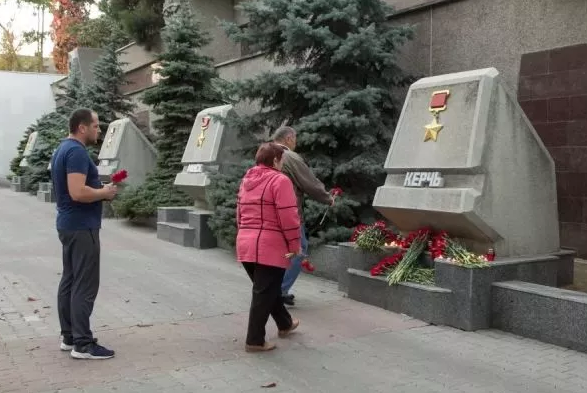 Севастопольцы возложили цветы в память о погибших в керченской трагедии (ФОТО)
