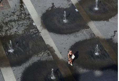 Женщина у фонтанов в жаркий день в Брюсселе, Бельгия, 16 сентября 2020 года. REUTERS/Yves Herman Женщина у фонтанов в жаркий день в Брюсселе, Бельгия, 16 сентября 2020 года. REUTERS/Yves Herman
