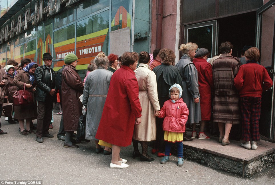 Как и почему в СССР стояли в очередях.