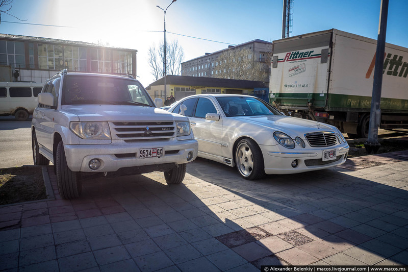 9 Многие автомобили так и ездят по городу, на грузинских транзитных номерах. Алания, Осетия, жизнь, фото