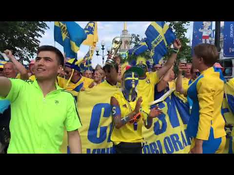 Шведские фанаты провели шествие от центра к стадиону и скандировали 