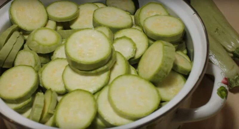 Кабачки с чесноком, маринованные в собственном соку Кабачки с чесноком, маринованные в собственном соку видео, консервация, кулинария, рецепты