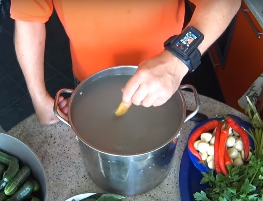Очень вкусные огурцы в пластиковой бутылке: на вкус как из бочки Очень вкусные огурцы в пластиковой бутылке: на вкус как из бочки
