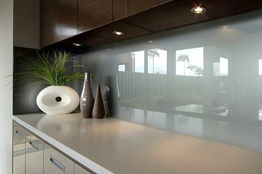 Кухня в цветах: черный, серый, светло-серый, белый, темно-зеленый. Кухня в стиле минимализм.