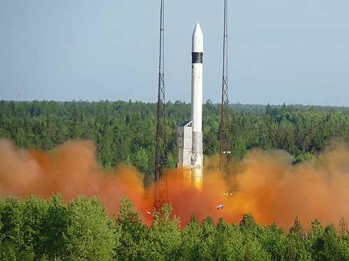 На базе межконтинентальной баллистической ракеты РС-18 создана космическая ракета носитель "Рокот". Фото newsreaders.ru На базе межконтинентальной баллистической ракеты РС-18 создана космическая ракета носитель "Рокот". Фото newsreaders.ru