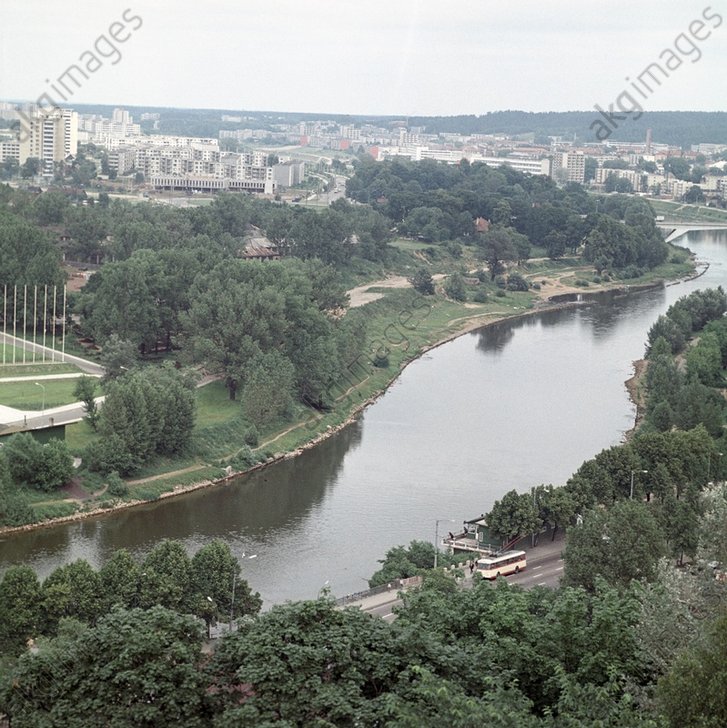  5-8. Слегка холмистая местность плавно спускается к реке. Все старые перелески и сады сохранены, как парки. 1972 год.