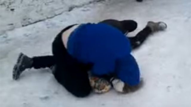 Правоохранители проводят проверку после появления видео с жестокой дракой школьниц в Ставрополье
