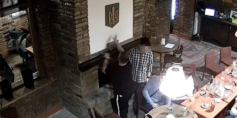 В Тернополе студент-поляк сжег в камине украинский герб В Тернополе студент-поляк сжег в камине украинский герб
