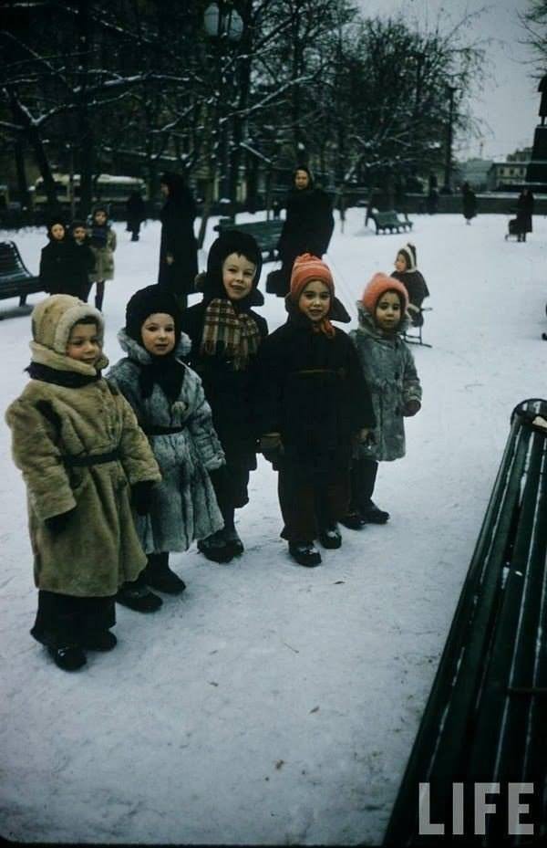 Заметьте, все в шубах.