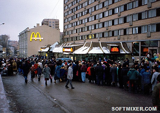 Первый Макдоналдс в Москве - исторические фото открытия в 1990 года