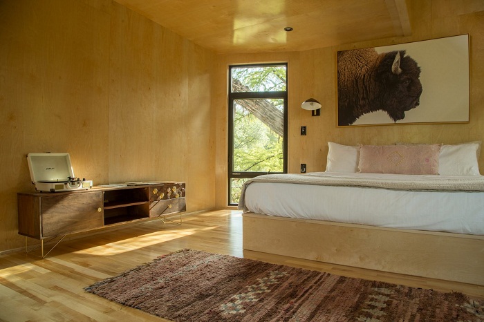 Спальня в Yoki Treehouse оформлена в стиле минимализм. Спальня в Yoki Treehouse оформлена в стиле минимализм.