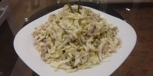 Салат с горошком, пекинской капустой и ветчиной