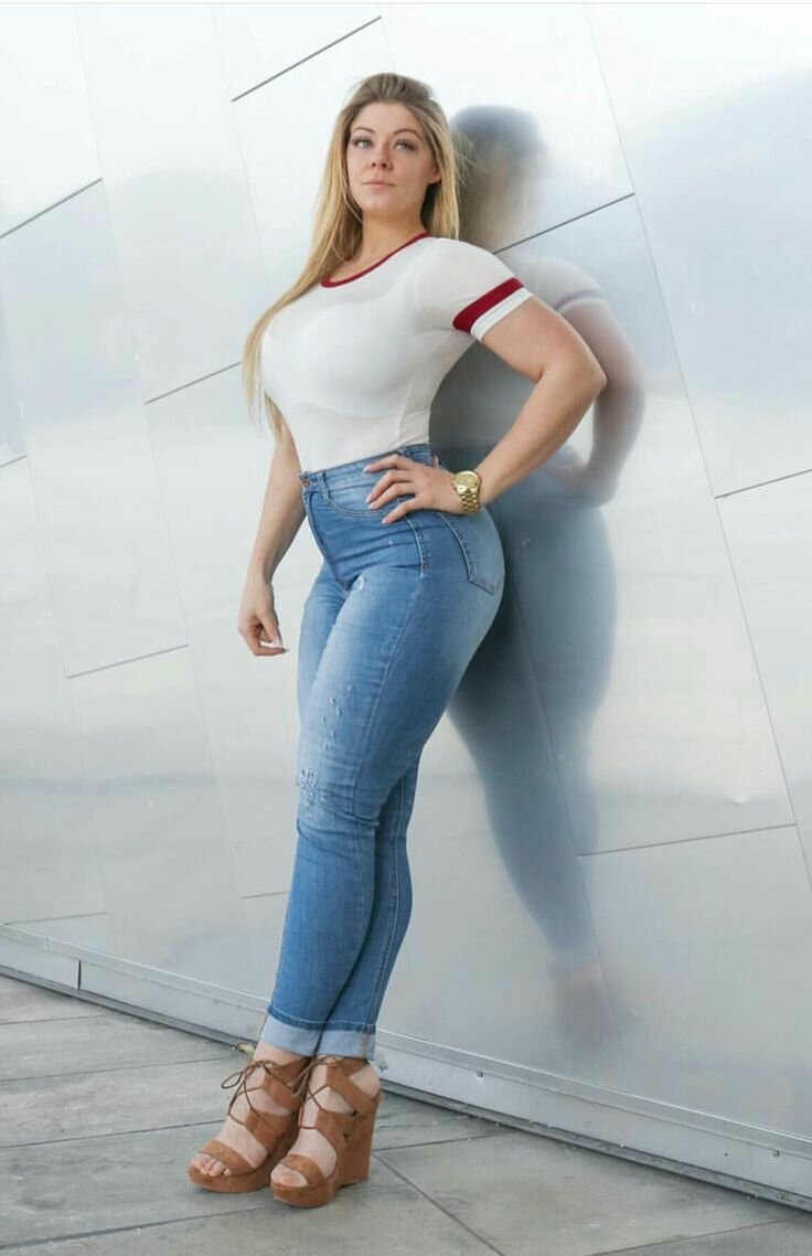 An example of a successful image for beauties with curvaceous forms from Mia. High rise jeans will help emphasize the waist (https://www.pinterest.ru) 