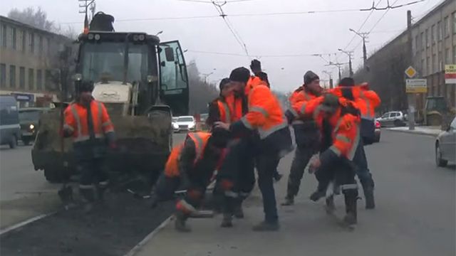 Видео: дорожные рабочие устроили побоище посреди Смоленска