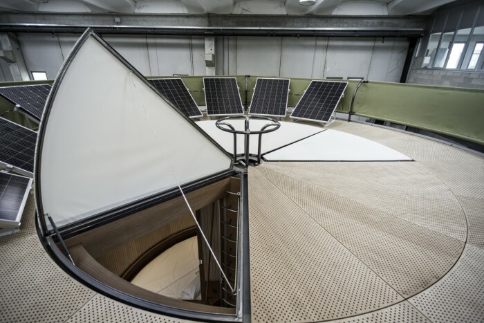 На крыше домика обустроена терраса с зоной отдыха, установлены солнечные панели и система сбора дождевой воды (концепт Casa Ojala'). | Фото: noithatphongthuy.info. На крыше домика обустроена терраса с зоной отдыха, установлены солнечные панели и система сбора дождевой воды (концепт Casa Ojala'). | Фото: noithatphongthuy.info.