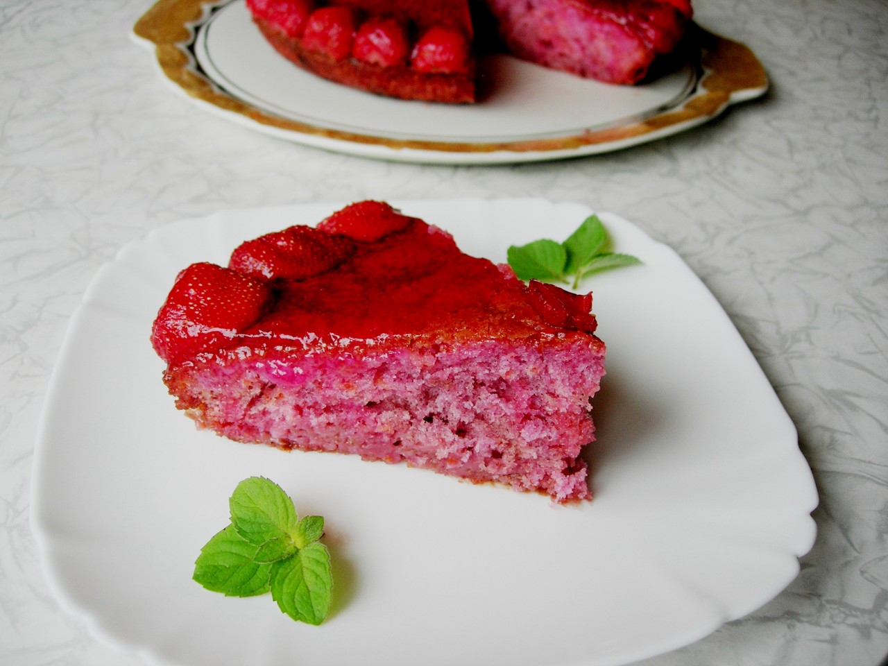 Пирог со свежей клубникой