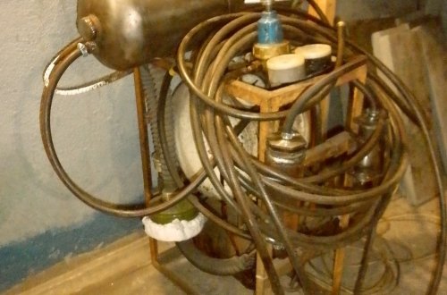 This air compressor pretends to be in a steampunk style as much as my Jupiter 4 pretends to be called A Bike.