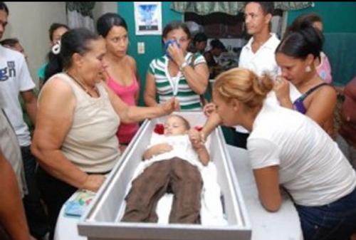 Маленький мальчик умер два раза
В Бразилии 2-летний Кельвин Сантос умер в больнице от пневмонии. Перед погребением (когда мальчик находился в гробу в своей квартире), он сел и сказал: "Папа, я хочу пить".