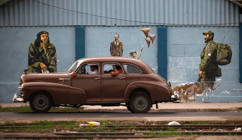 Ретро-автомобиль на фоне Фиделя Кастро, Хосе Марти и Че Гевары в Гаване
