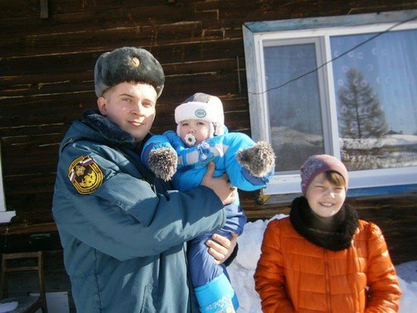 Денис Степанов спас двухлетнего малыша от лавины падающего с крыши дома снега Денис Степанов спас двухлетнего малыша от лавины падающего с крыши дома снега