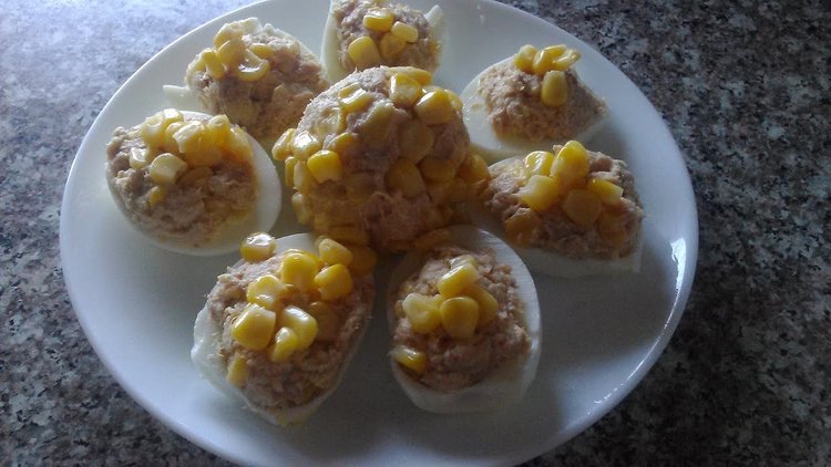 Фаршированные яйца сардинами и кукурузой