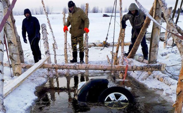 Со дна Печоры достали внедорожник Toyota Land Cruiser (11 фото) Со дна Печоры достали внедорожник Toyota Land Cruiser (11 фото)