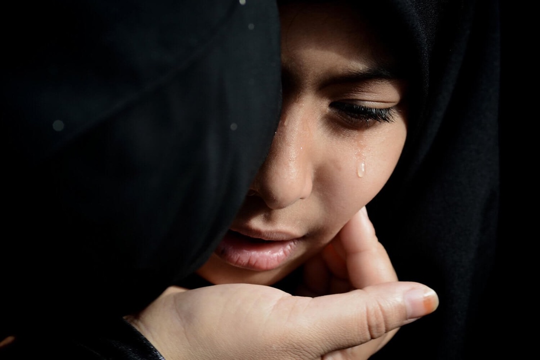Мусульманка плачет