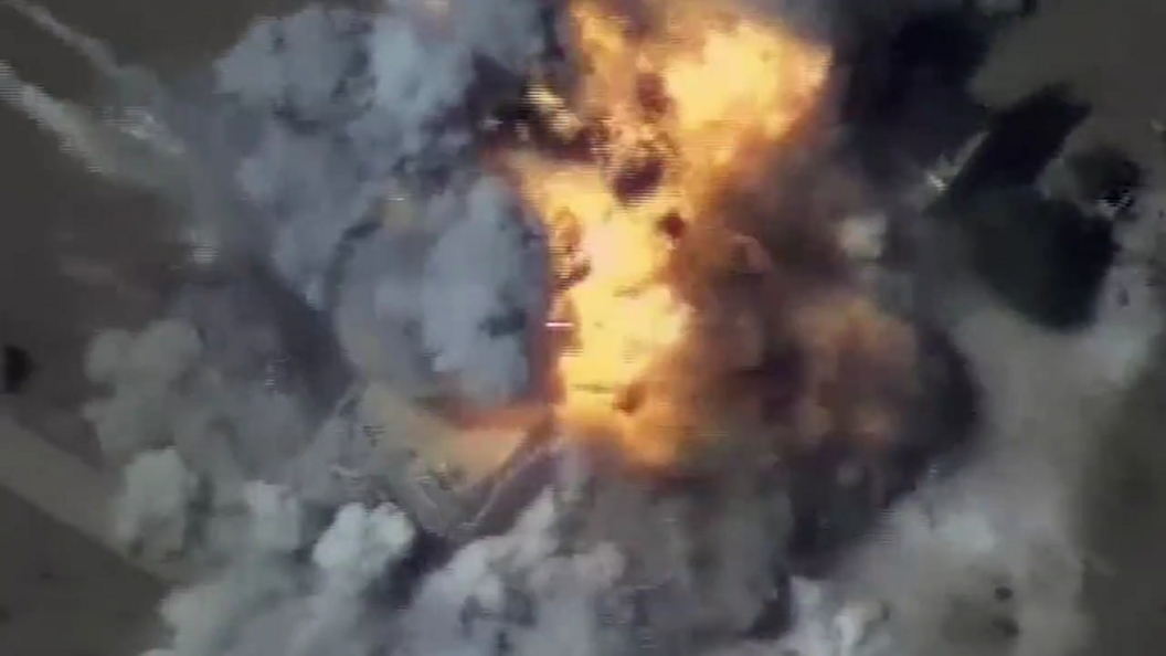 Опубликовано видео уничтожения боевиков, атаковавших российские объекты в Сирии Опубликовано видео уничтожения боевиков, атаковавших российские объекты в Сирии