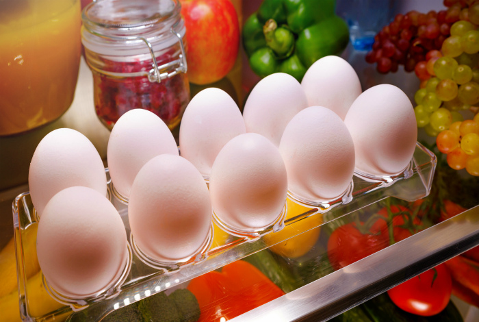 Где хранить яйца? | Фото: Лайфхакер. 12 советов, как правильно хранить продукты, а не запихивать все в холодильник