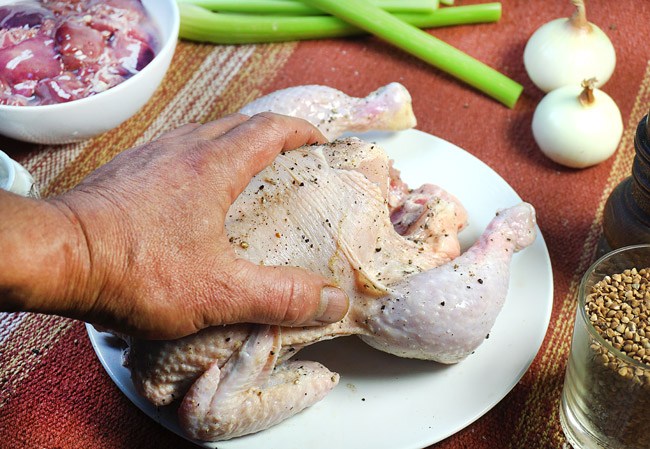 втирание соли и черного перца в тушку курицы