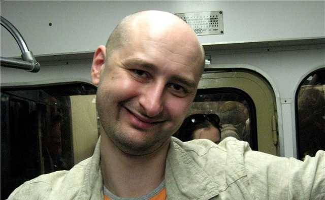 Украинский пропагандист Аркадий Бабченко с протянутой рукой Украинский пропагандист Аркадий Бабченко с протянутой рукой