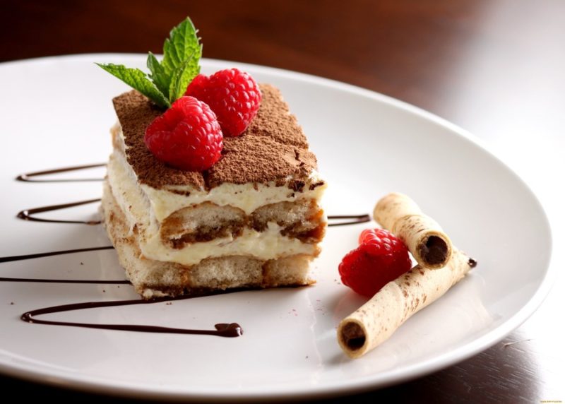 Bolo de biscoitos com creme de requeijão