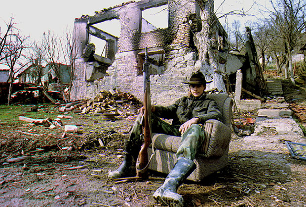 Боснийский серб сидит на кресле во время перемирия (окрестности Сребреницы, 1993 год)