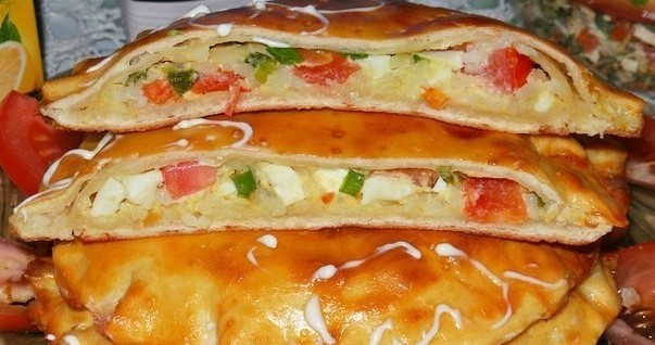 Лепёшки с рисом, луком, помидором и яйцом — всё очень просто и очень вкусно!