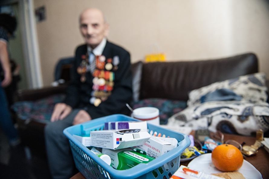 «Путин мне только открытки шлет». 94-летний ветеран из Москвы живет на кухне. Чиновники считают, что у него «40 лишних сантиметров» жилплощади