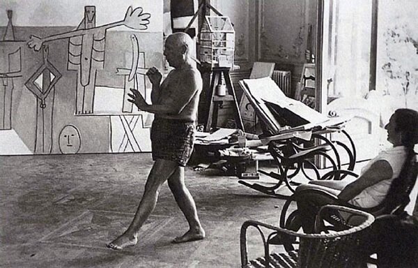 Пикассо танцует перед Жаклин Рок, 1957. Источник: picassolive.ru