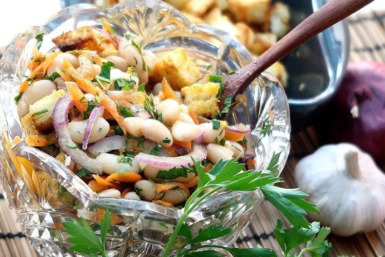 Фасолевый салат с ананасами - рецепты