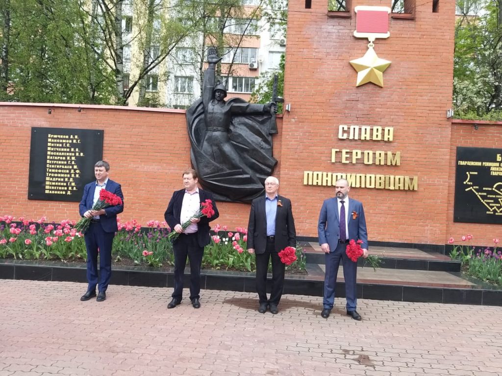 К мемориалам воинской славы в Северном Тушине возложили цветы