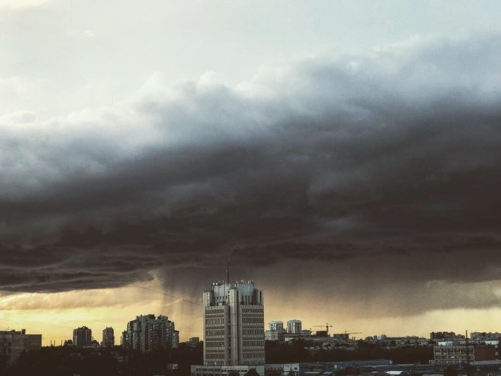 Ураганный ветер, ливни и грозы накроют Москву в ближайший час — МЧС