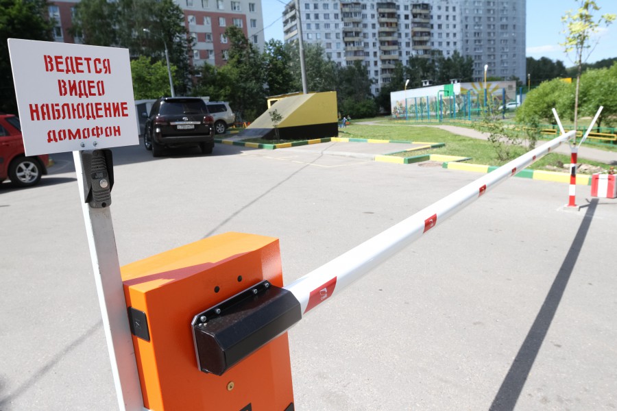 Шлагбаум раздора! ВС вернул москвичке право пользоваться парковкой во дворе собственного дома