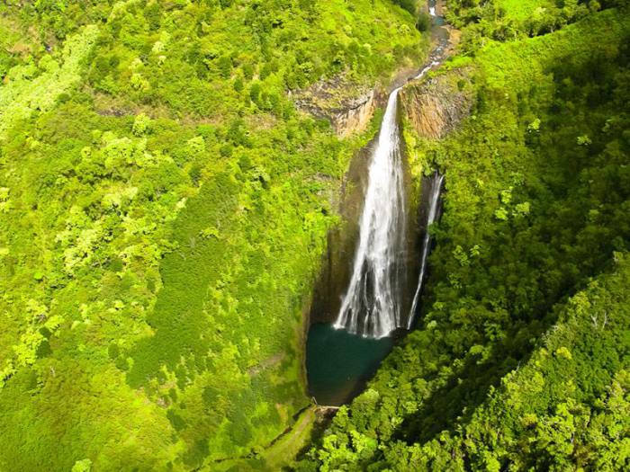 Красивый водопад среди тропического леса.