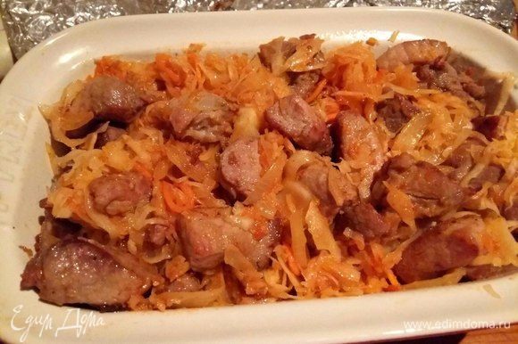 Взять форму для запекания, переложить в нее капусту, мясо. Взять форму для запекания, переложить в нее капусту, мясо.