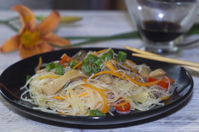 Фунчоза с грибами. \ Фото: 1000.menu. Фунчоза с грибами. \ Фото: 1000.menu.