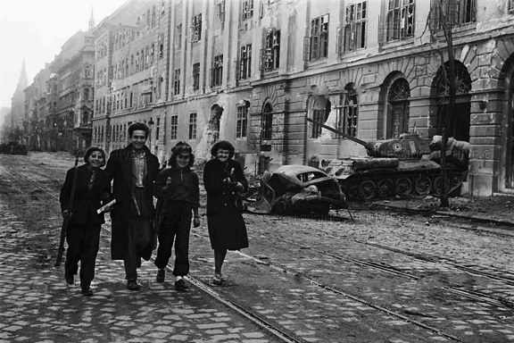 Венгрия 1956 год – как фашисты убивали коммунистов (18 +) Венгрия 1956 год – как фашисты убивали коммунистов (18 +)