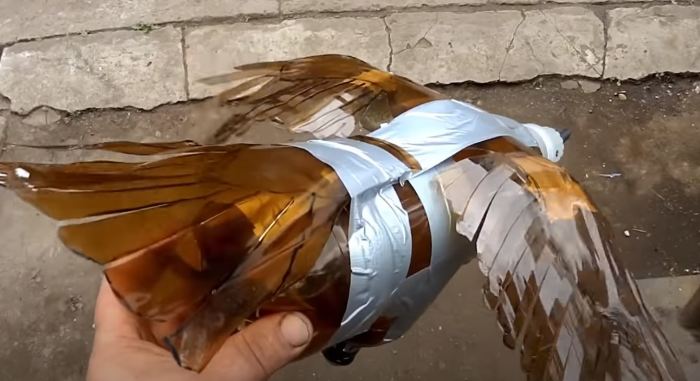 Собираем птичку. /Фото: youtube.com. Дачник сделал пугало из пластиковой бутылки, которое птицы облетают десятой дорогой