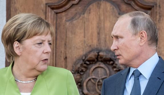 Путин и Меркель провели телефонные переговоры