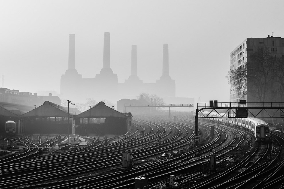 Электростанция Баттерси и туманное утро, Лондон, Англия