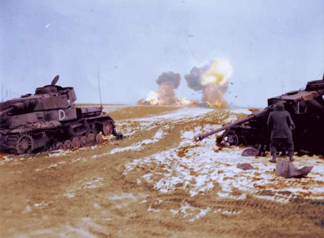 Т-34-85, подожженный панцерфаустом, и замечательные очки, спасшие мехвода Т-34-85, подожженный панцерфаустом, и замечательные очки, спасшие мехвода